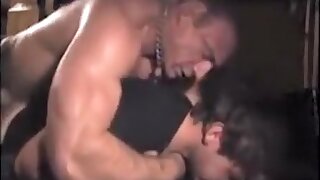 Daddy bodybuilder fucks twink