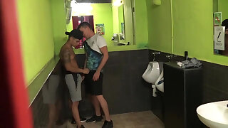 Young straight dude fucked barebck by latino twink in toilets